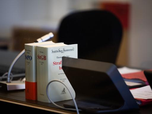 Eine Ausgabe vom Strafgesetzbuch (StGB) steht in einem Verhandlungssaal vom Amtsgericht Osnabrück. Ein Pfarrer muss sich verantworten wegen des Besitzes von Daten, die den sexuellen Missbrauch von Kindern zeigen. Bei einer Durchsuchung seiner Wohnung sollen Missbrauchs-Dateien in mittlerer vierstelliger Zahl aufgefunden worden sein.