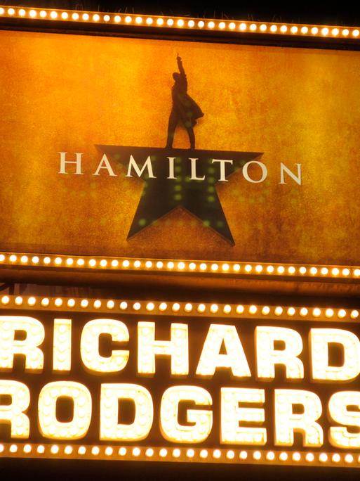 Eine Leuchtreklame "Hamilton", ein Broadway Musical am Richard Rodgers Theater in Manhattan, New York City. (Quelle: picture alliance)