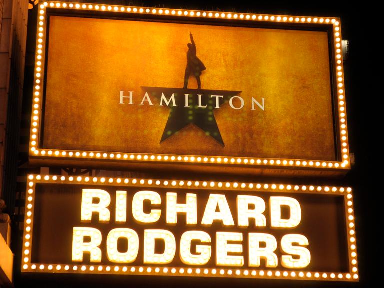 Eine Leuchtreklame "Hamilton", ein Broadway Musical am Richard Rodgers Theater in Manhattan, New York City. (Quelle: picture alliance)