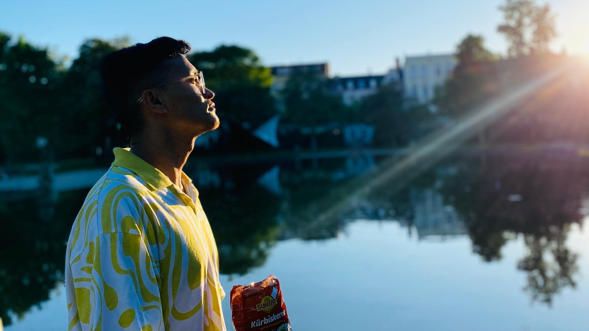 Khadem Ali Azad im Schillerpark in Cottbus im Sonnenschein.