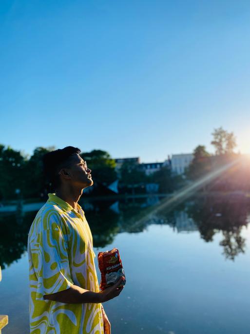 Khadem Ali Azad im Schillerpark in Cottbus im Sonnenschein.
