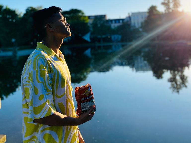 Khadem Ali Azad im Schillerpark in Cottbus im Sonnenschein.