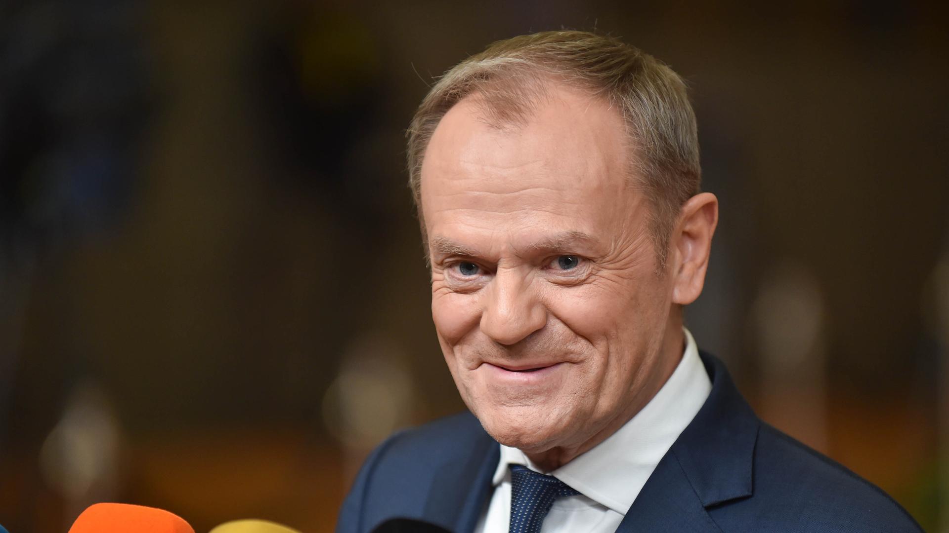Polens Ministerpräsident Tusk spricht in Mikrofone. Polens Ministerpräsident Tusk spricht in Mikrofone.