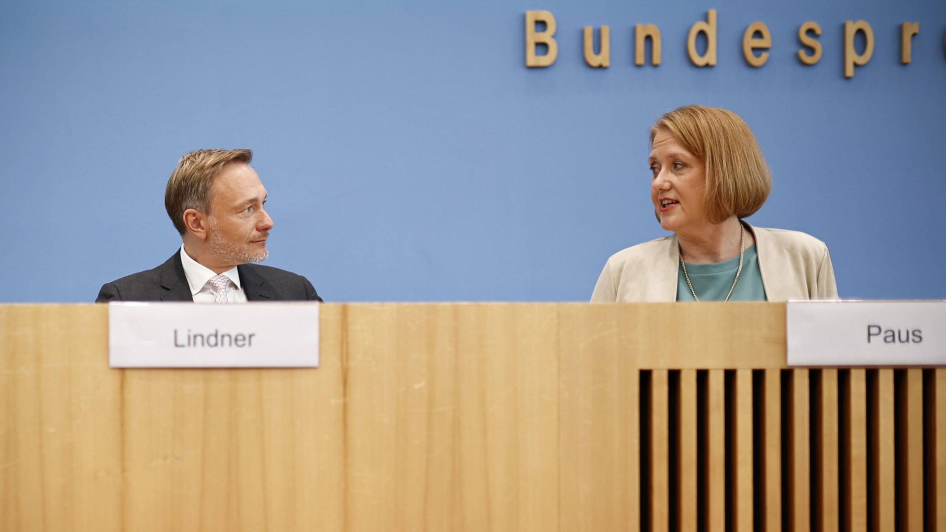Berlin: Christian Lindner FDP, Bundesminister der Finanzen, mit Lisa Paus, Grüne, Bundesfamilienministerin, auf der Pressekonferenz zur Einigung bei der Kindergrundsicherung in Berlin.