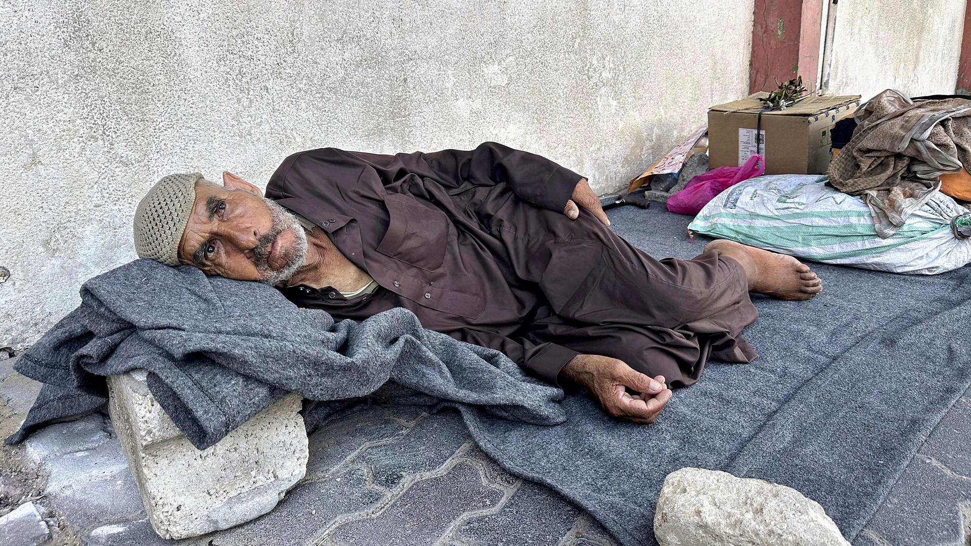 Ein älterer Mann liegt auf der Straße in Khan Junis im Gazastreifen. 