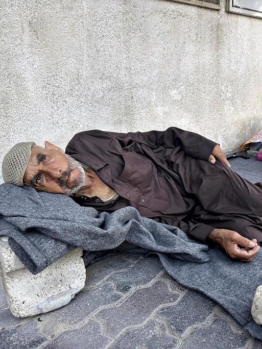 Ein älterer Mann liegt auf der Straße in Khan Junis im Gazastreifen. 
