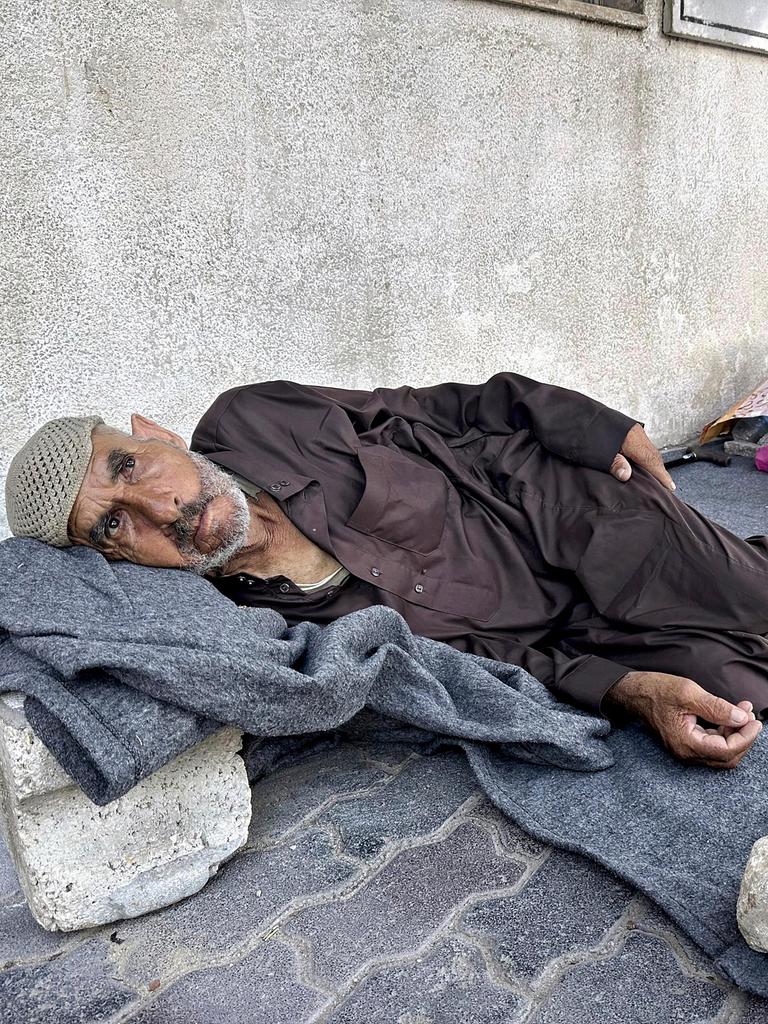 Ein älterer Mann liegt auf der Straße in Khan Junis im Gazastreifen. 