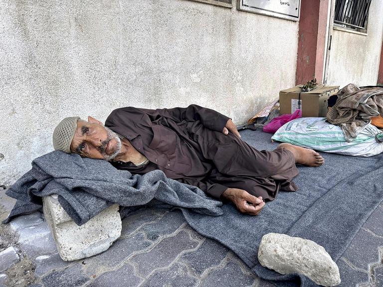 Ein älterer Mann liegt auf der Straße in Khan Junis im Gazastreifen. 