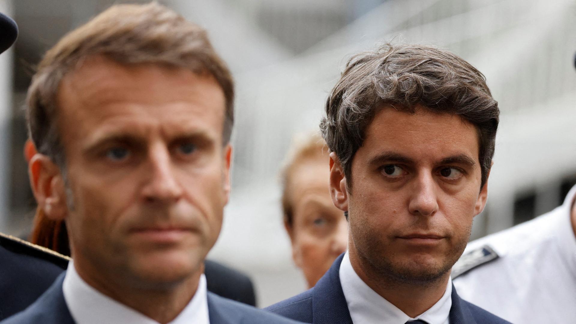 Frankreichs neuer Premierminister Gabriel Attal (re) steht neben Präsident Macron