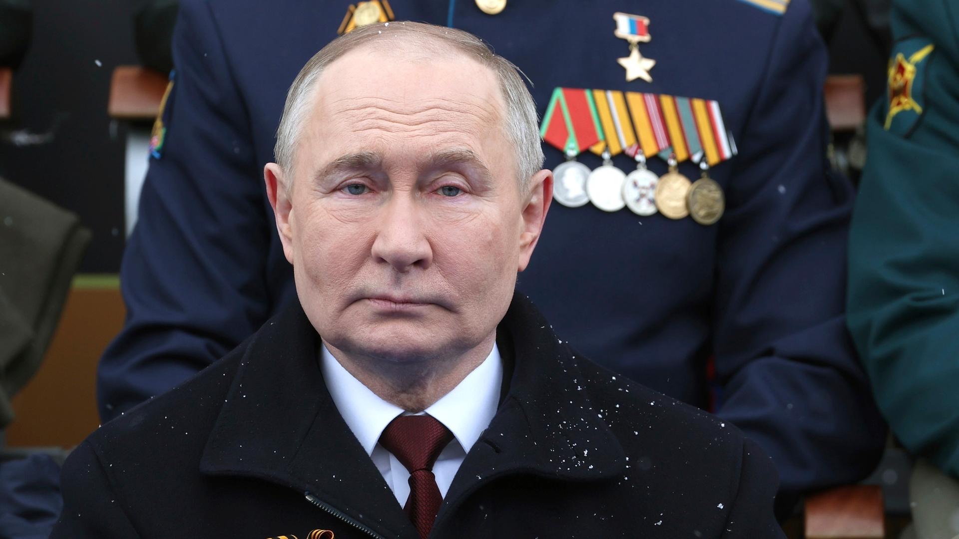 Russlands Präsident Wladimir Putin am Gedenktag zum Sieg über Nazi-Deutschland im Zweiten Weltkrieg (Mikhail Klimentyev, Sputnik, Kremlin Pool Photo via AP)