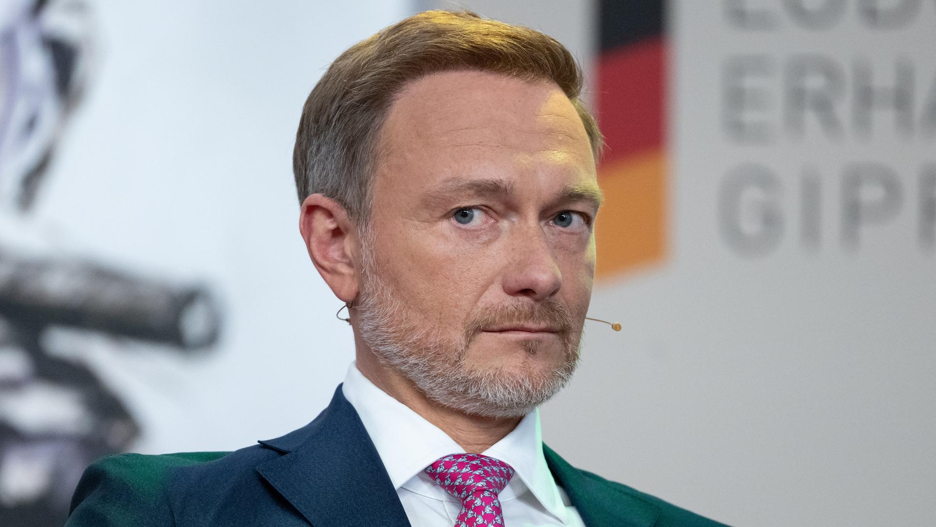 Zu sehen ist Christian Lindner, FDP-Chef und Bundesminister der Finanzen, auf dem Ludwig-Erhard-Gipfel in Tegernsee.