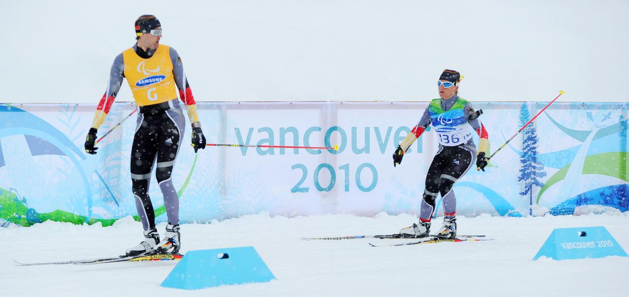 Biathletin Verena Bentele und ihr Begleitläufer Thomas Friedrich bei den Paralympics 2010 in Whistler, Kanada. Sie gewann das erste Gold für Deutschland im Biathlon der Sehbehinderten. 