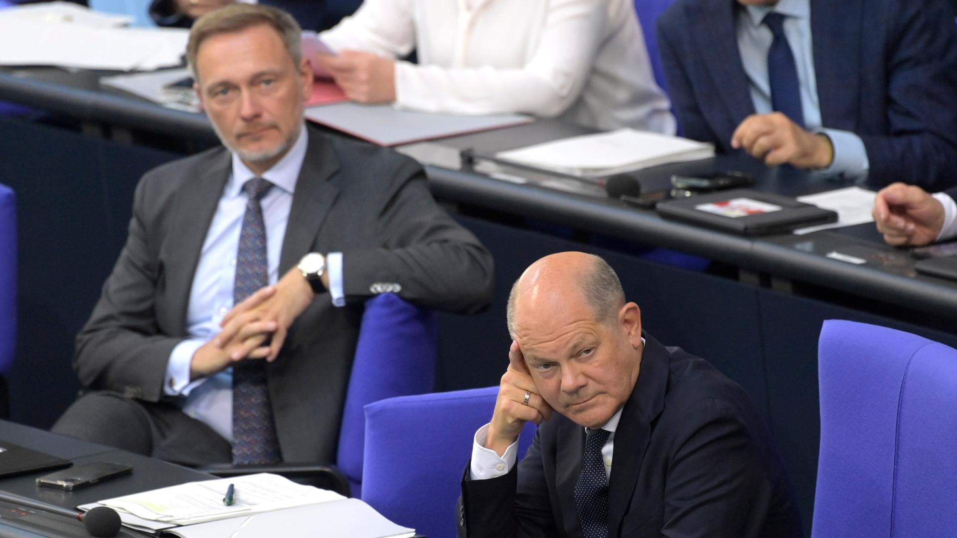 Christian Lindner und Olaf Scholz sitzen am 26.06.2024 in der 177. Sitzung des Deutschen Bundestages im Reichstagsgebäude in Berlin auf der Regierungsbank.