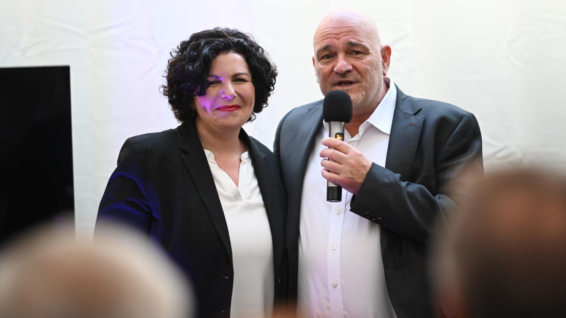 Robert Crumbach (r), Spitzenkandidat des Bündnis Sahra Wagenknecht (BSW) in Brandenburg, und Amira Mohamed Ali, Co-Vorsitzende des Bündis Sahra Wagenknecht sprechen gemeinsam auf der Bühne bei der Wahlparty anlässlich der Landtagswahlen in Brandenburg.