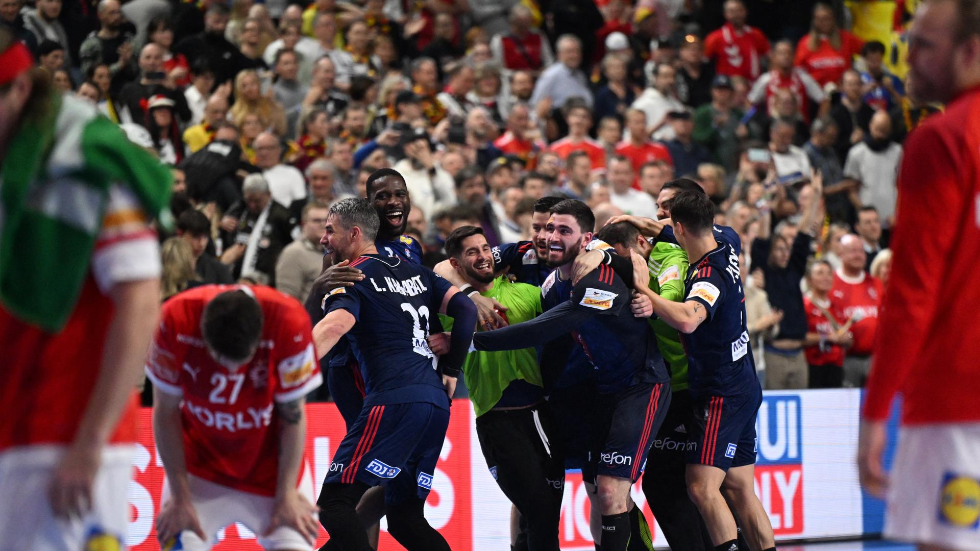 Die französische Handball-Nationalmannschaft jubelt nach EM-Finalsieg gegen Dänemark.