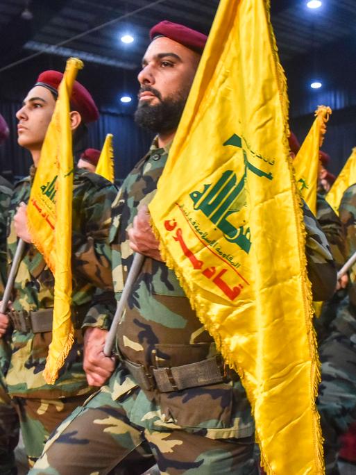 Demonstration von Kämpfern der Hisbollah in der libanesischen Hauptstadt Beirut im April 2023