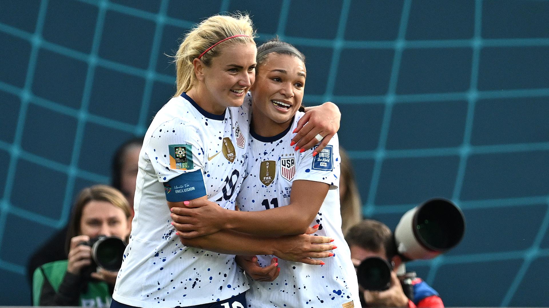 Die US-Fussballerinnen Lindsey Horan und Sophia Smith feiern Arm in Arm und lachend ein Tor ihrer Mannschaft gegen Vietnam. Die US-Fussballerinnen Lindsey Horan und Sophia Smith feiern Arm in Arm und lachend ein Tor ihrer Mannschaft gegen Vietnam.