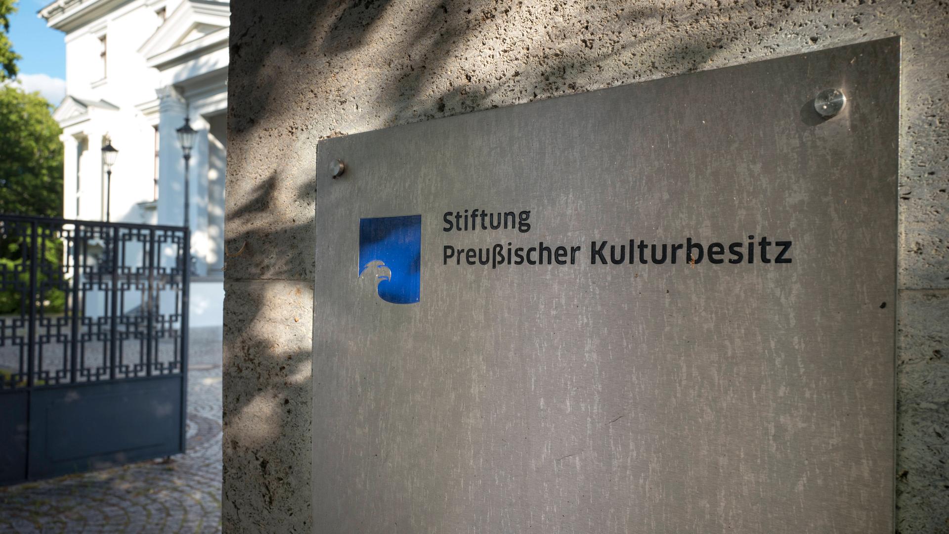 Schild vor dem Eingang der Hauptverwaltung der Stiftung Preußischer Kulturbesitz.
