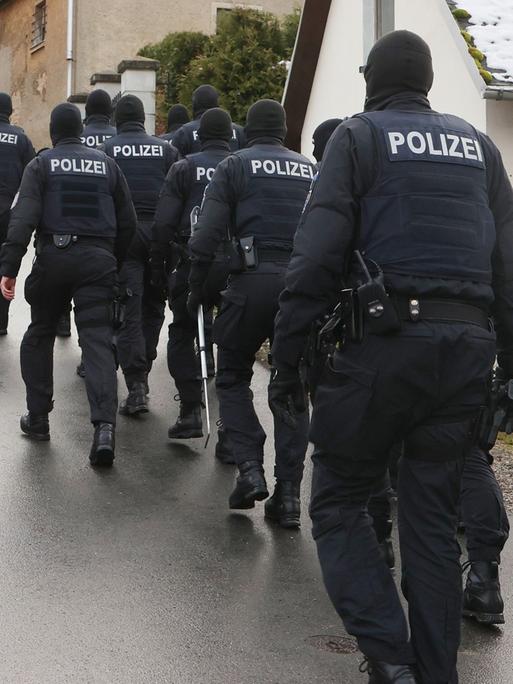 Thüringen, Saaldorf: Einsatzkräfte der Polizei gehen zum Jagdschloss Waidmannsheil. Die Bundesanwaltschaft hat mehrere Menschen aus der sogenannten "Reichsbürgerszene" im Zuge einer Razzia festnehmen lassen.