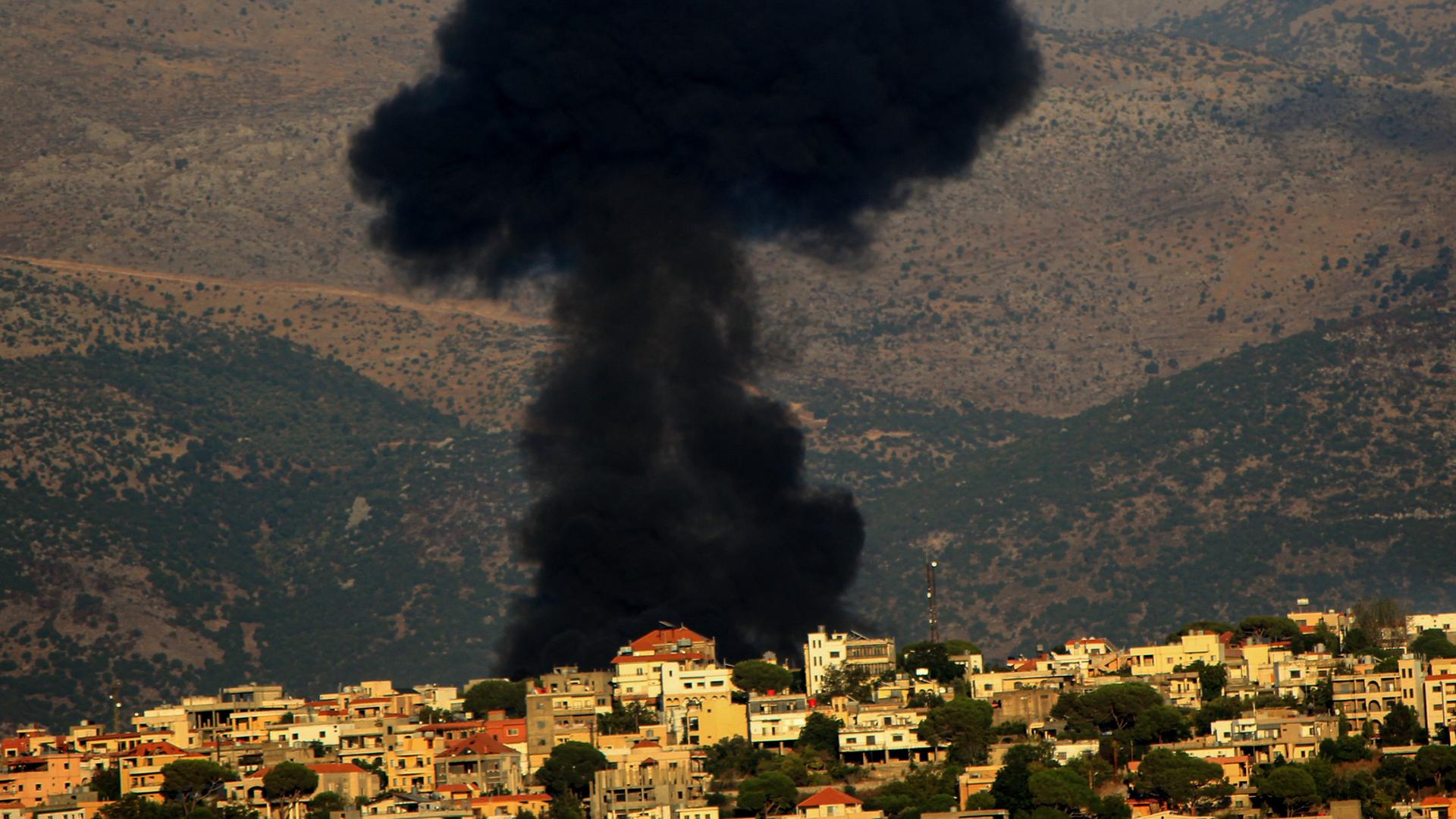 Schwarzer Rauch nach einem israelischen Angriff über einer Ortschaft in Libanon.