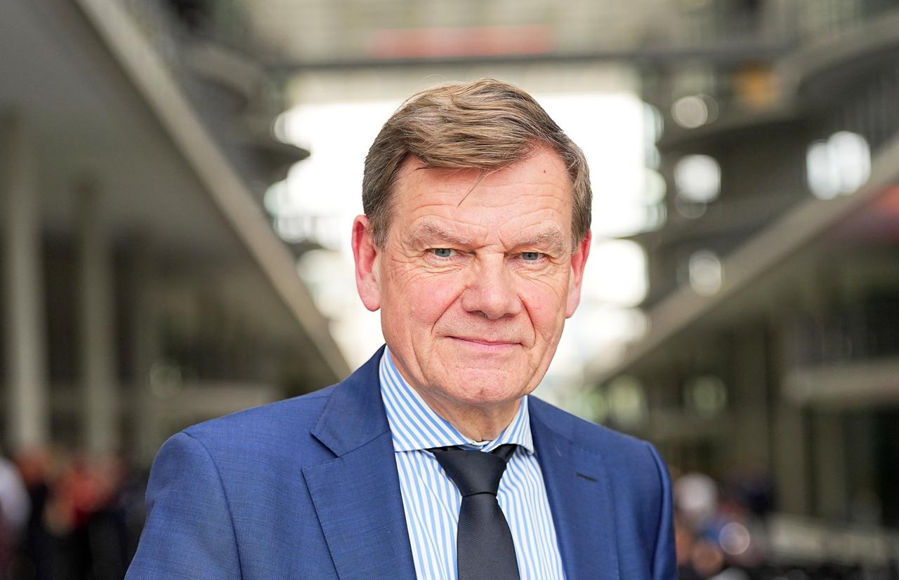 Johann Wadephul (CDU) steht am Rande einer Pressekonferenz der Parteivorsitzenden von Union und SPD zur Vorstellung des Koalitionsvertrages im Paul-Löbe-Haus. Johann Wadephul (CDU) steht am Rande einer Pressekonferenz der Parteivorsitzenden von Union und SPD zur Vorstellung des Koalitionsvertrages im Paul-Löbe-Haus.