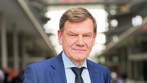 Johann Wadephul (CDU) steht am Rande einer Pressekonferenz der Parteivorsitzenden von Union und SPD zur Vorstellung des Koalitionsvertrages im Paul-Löbe-Haus.