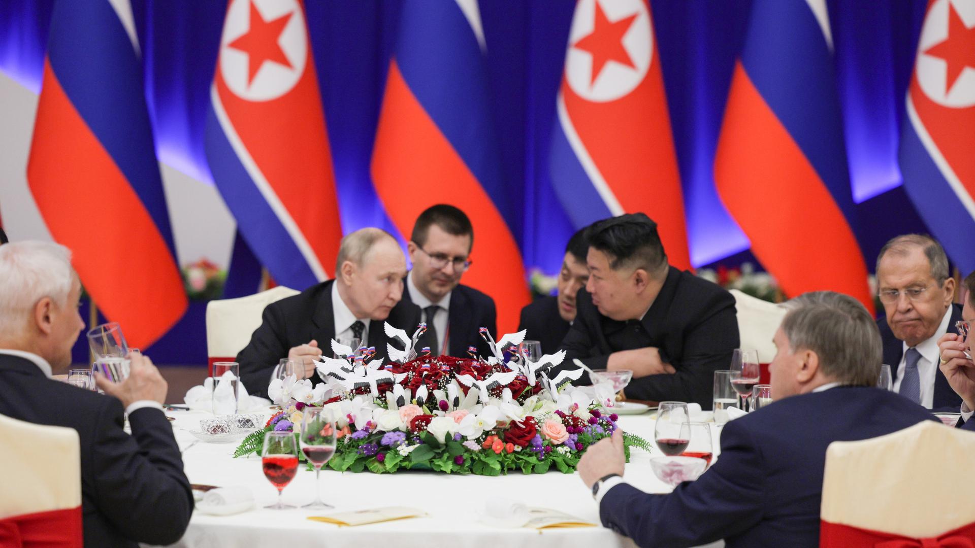 Russlands Präsident Wladimir Putin (2v. links) im Gespräch mit dem nordkoreanischen Staatschef Kim Jong-un (3. v rechts) im Juni 2024. 