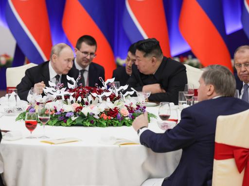 Russlands Präsident Wladimir Putin (2v. links) im Gespräch mit dem nordkoreanischen Staatschef Kim Jong-un (3. v rechts) im Juni 2024. 