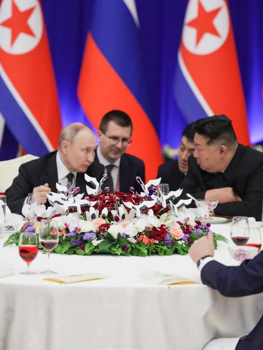 Russlands Präsident Wladimir Putin (2v. links) im Gespräch mit dem nordkoreanischen Staatschef Kim Jong-un (3. v rechts) im Juni 2024. 