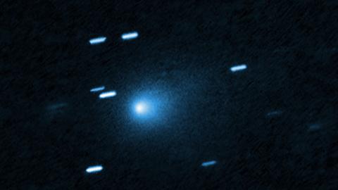 Komet ATLAS, beobachtet vom Hubble-Weltraumteleskop aus einer Entfernung von 365 Millionen Kilometern