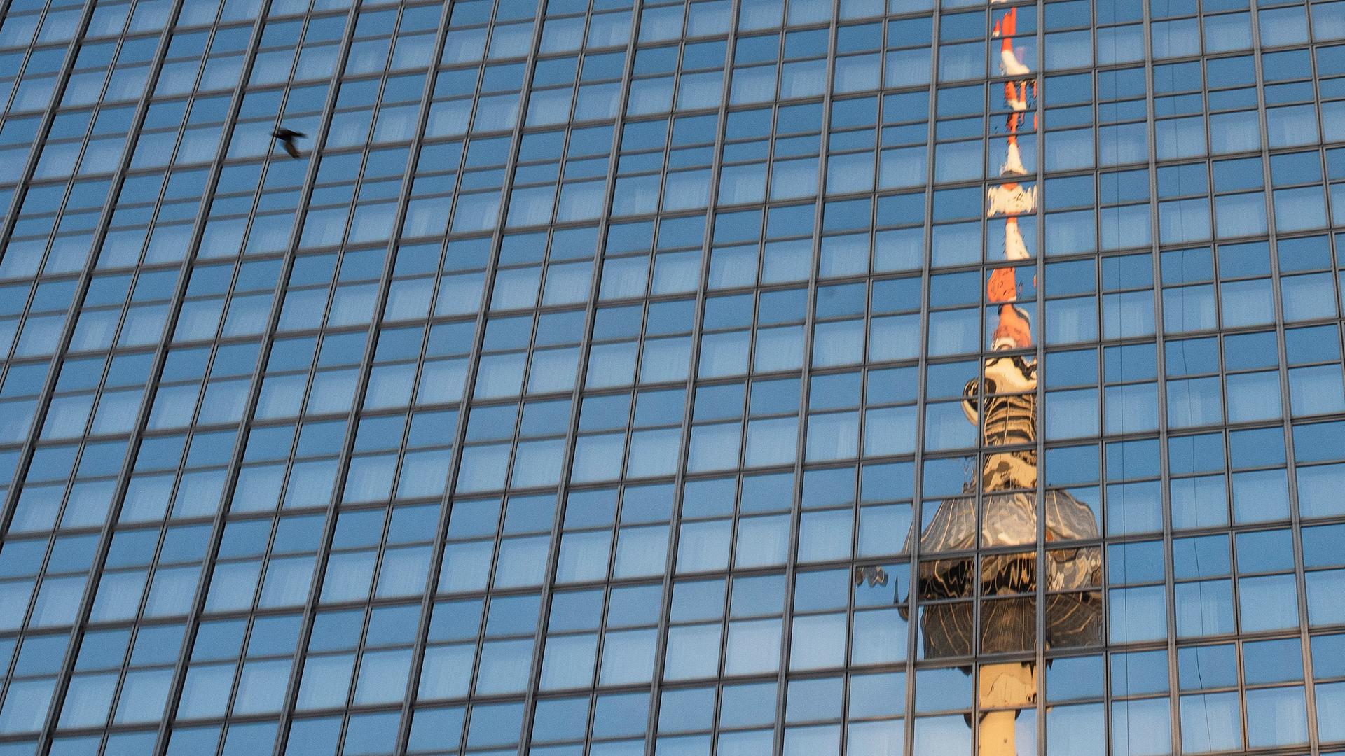 Spiegelung des Fernsehturm in einen Gebäude.