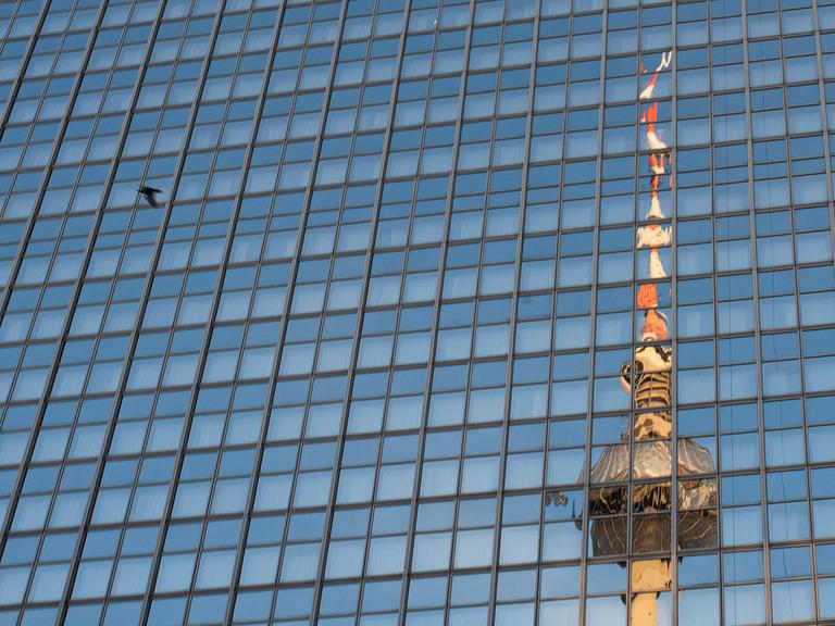 Spiegelung des Fernsehturm in einen Gebäude.