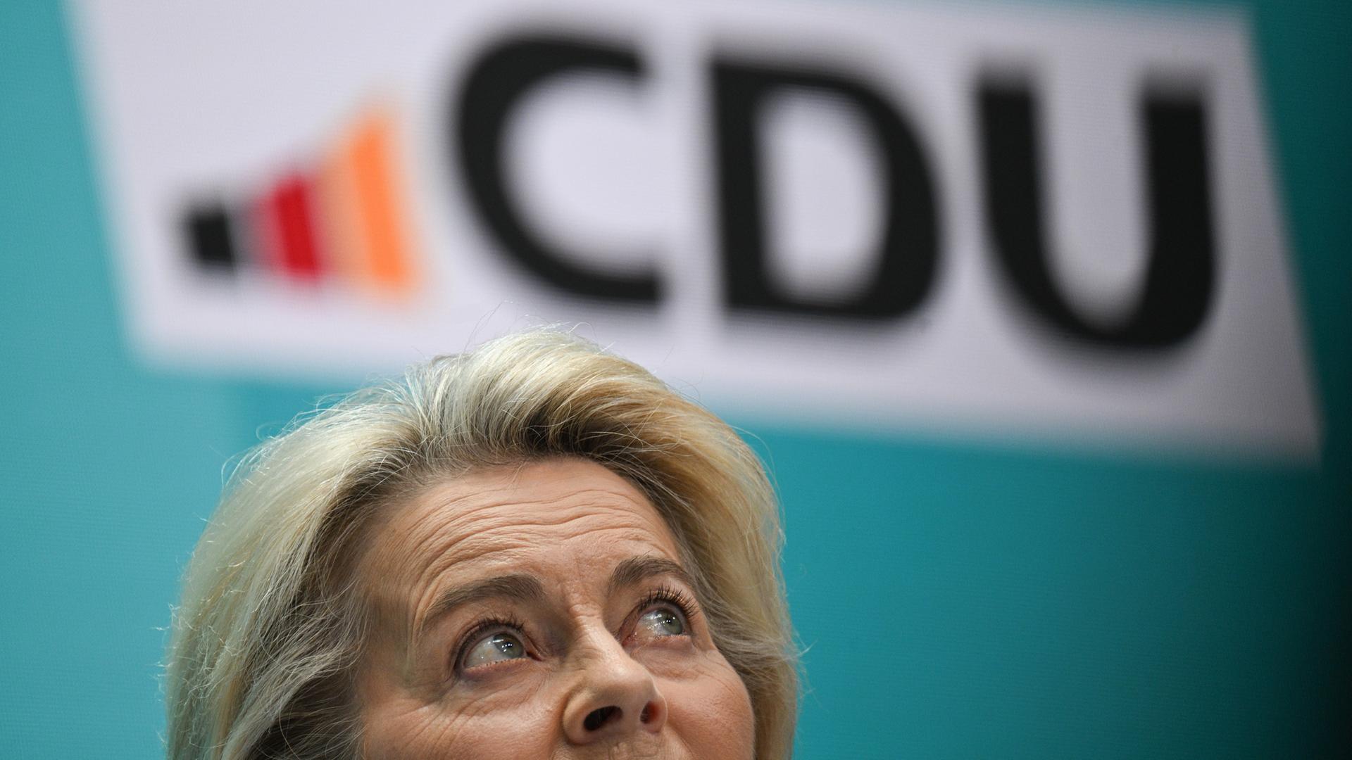 Ursula von der Leyen, Spitzenkandidatin der CDU für die Europawahl sowie Präsidentin der Europäischen Kommission, steht während einer Pressekonferenz nach der Bundesvorstandssitzung der CDU im Konrad-Adenauer-Haus unter einem CDU-Logo. 