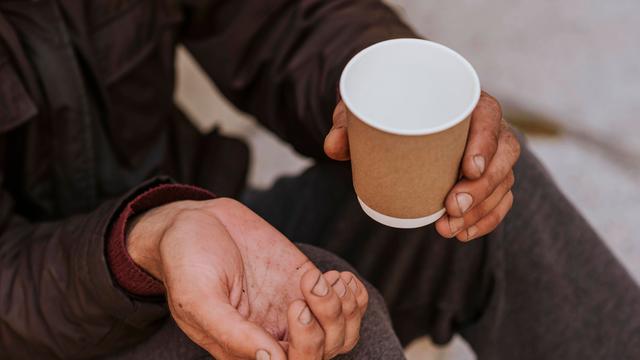 Obdachloser Mann hält Hand aus Hilfe leeren Becher 