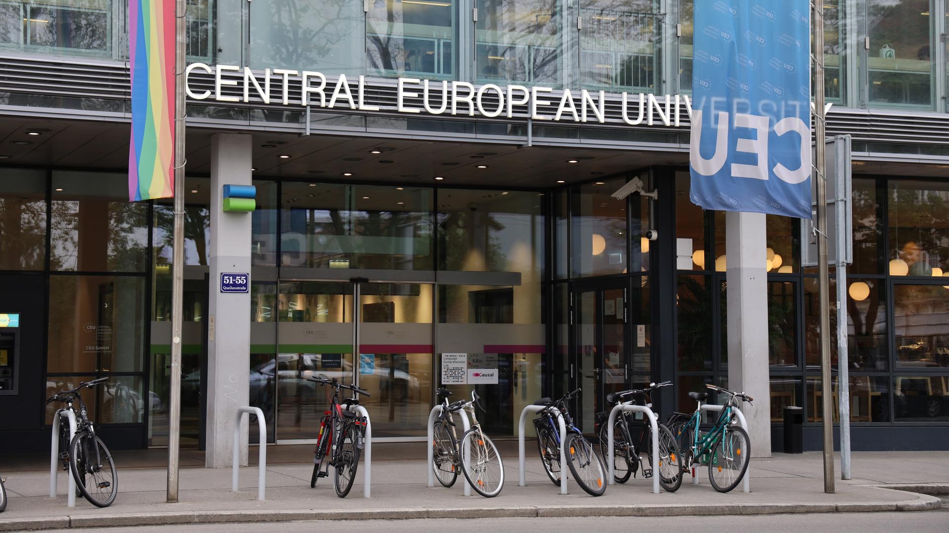 Die Glasfassade des Eingangs der Central European University in Wien, davor stehen Fahrräder.