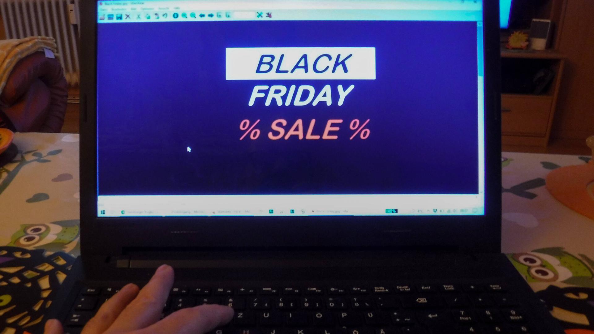 Black Friday auf dem Laptop Hamburg Hamburg Deutschland *** Black Friday on the Laptop Hamburg Hamburg Germany Copyrigh