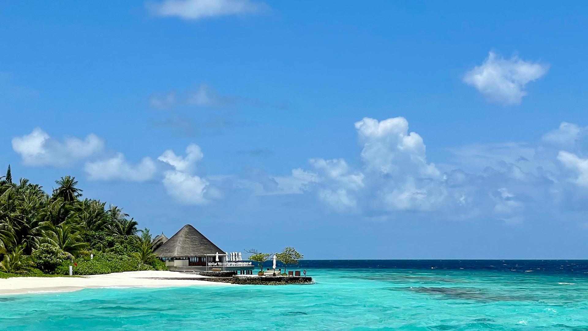 Türkises Wasser, blauer Himmel, weißer Sand auf den Malediven Türkises Wasser, blauer Himmel, weißer Sand auf den Malediven