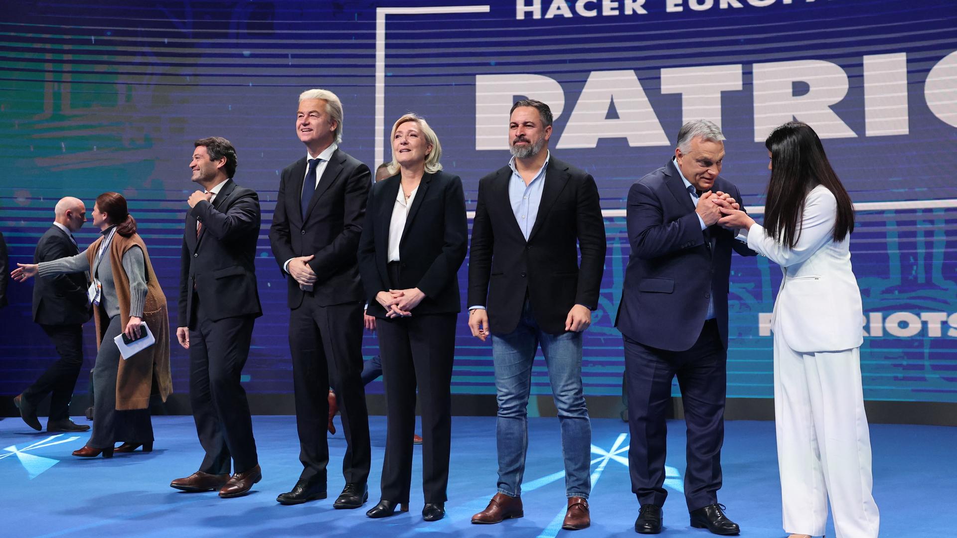 Konferenz der europäischen Rechtsaußen-Fraktion Patrioten für Europa (PfE) in Madrid, darunter Geert Wilders (Niederlande), Marine Le Pen (Frankreich) und Viktor Orban (Ungarn) - Foto: Thomas COEX / AFP