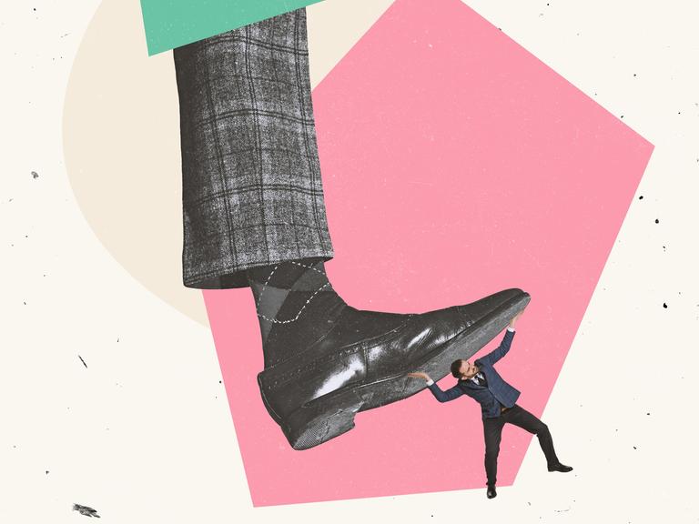 Illustration: Ein riesiger männlicher Fuß tritt nach untern auf einen kleinen Mann. 