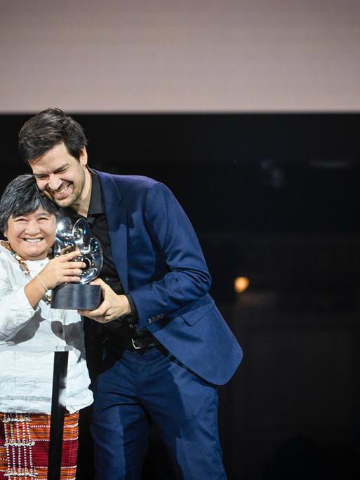 Bei der Verleihung des "Right Livelihood Award" steht die Preisträgerin Joan Carling auf der Bühne mit Ole von Uexkull, CEO der Right Livelihood Award Foundation (4.12.2024)