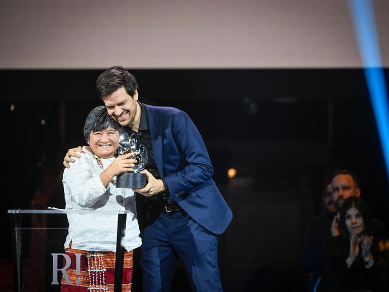 Bei der Verleihung des "Right Livelihood Award" steht die Preisträgerin Joan Carling auf der Bühne mit Ole von Uexkull, CEO der Right Livelihood Award Foundation (4.12.2024)