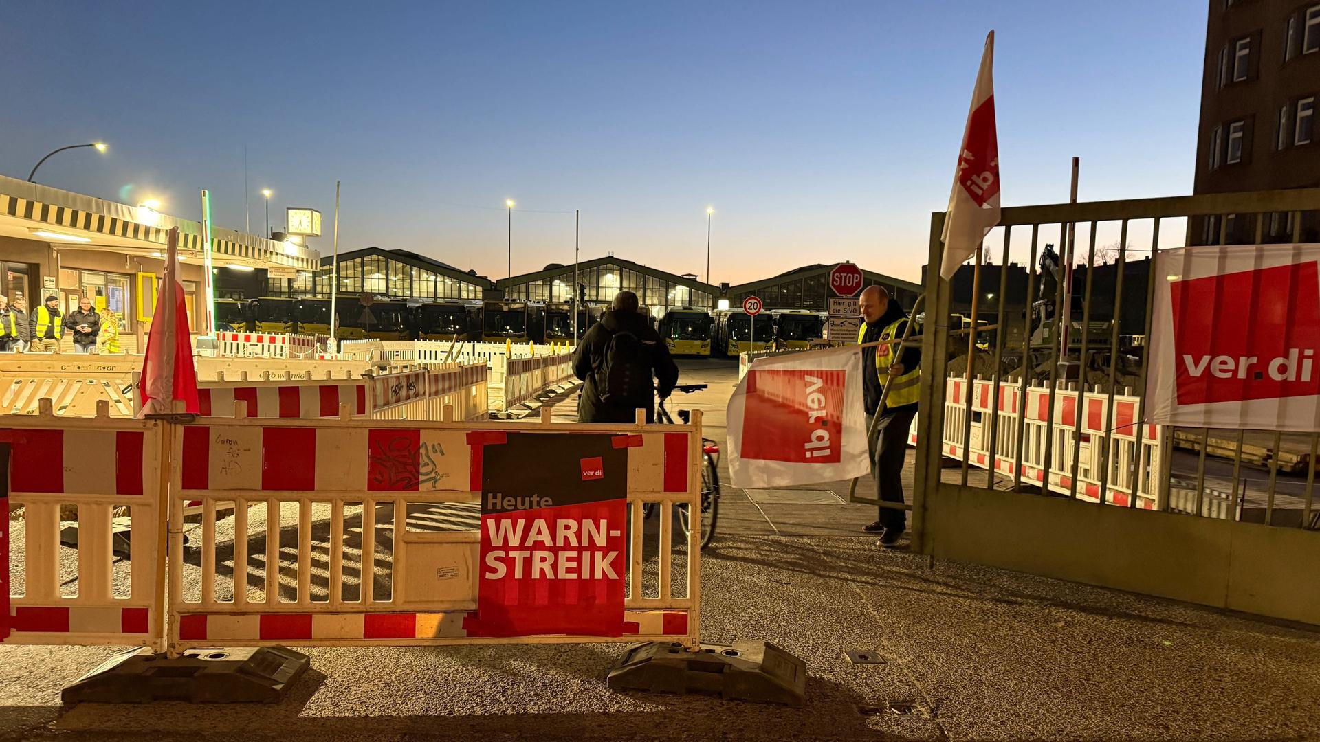 Berlin: Schilder mit der Aufschrift «Warnstreik» stehen vor dem BVG-Busdepot Müllerstraße.