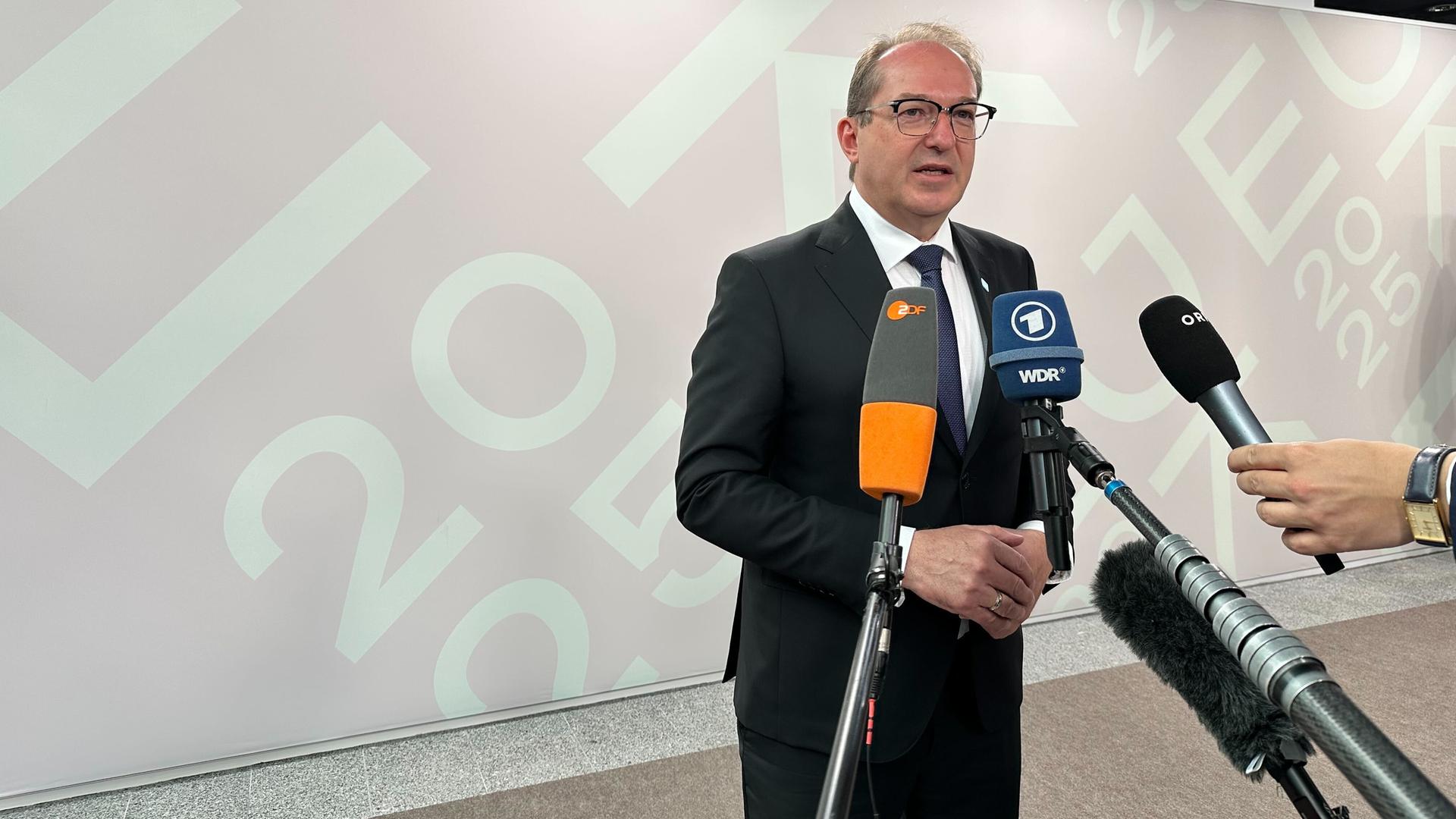 Kopenhagen: Innenminister Dobrindt (CSU) gibt am Rande des Treffens ein Statement.
