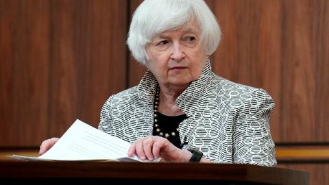Die US-amerikanische Finanzministerin Janet Yellen sitz an einem Tisch und blättert in Unterlagen