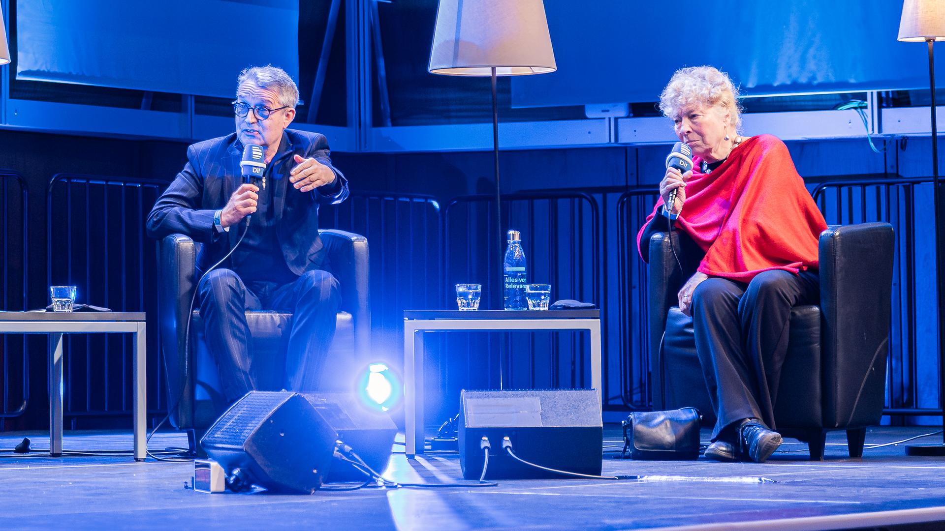 Medienunternehmer Gabor Steingart und Politikwissenschaftlerin Gesine Schwan beim Kölner Forum für Journalismuskritik Medienunternehmer Gabor Steingart und Politikwissenschaftlerin Gesine Schwan beim Kölner Forum für Journalismuskritik