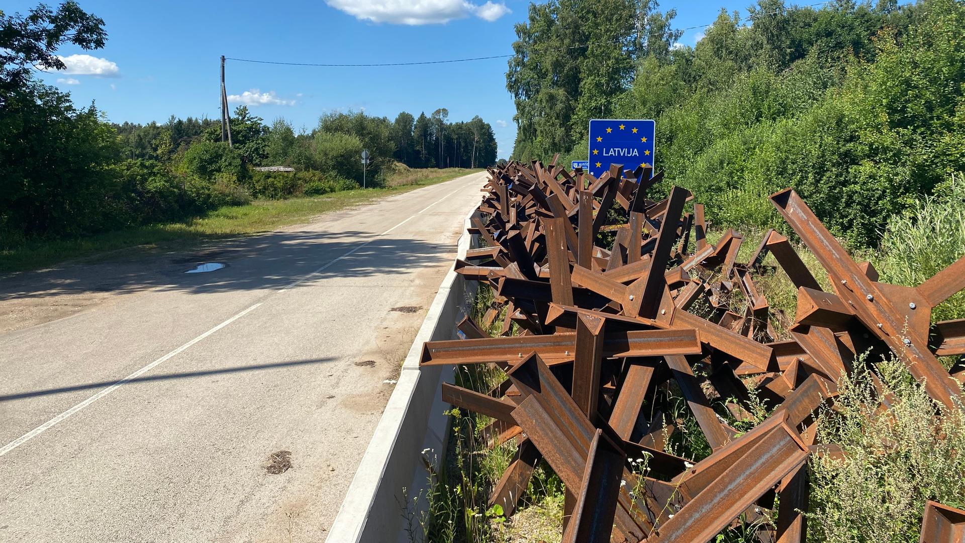 Ein Schild mit der Aufschrift "Latvijas" und Panzersperren stehen an der Grenze zu Belarus. Ein Schild mit der Aufschrift "Latvijas" und Panzersperren stehen an der Grenze zu Belarus.