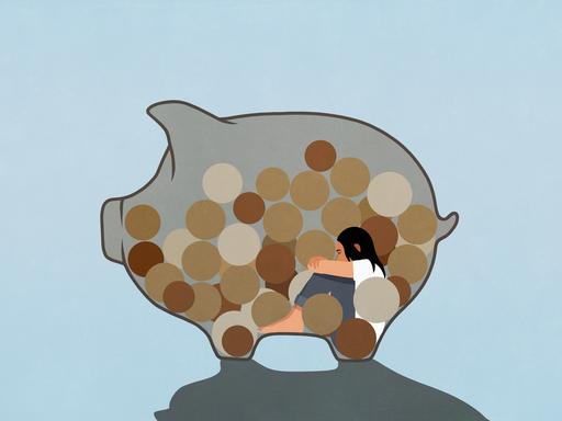 Illustration: Ein Frau sitzt zwischen lauter Münzen mit gesenktem Haupt in einem Sparschwein.