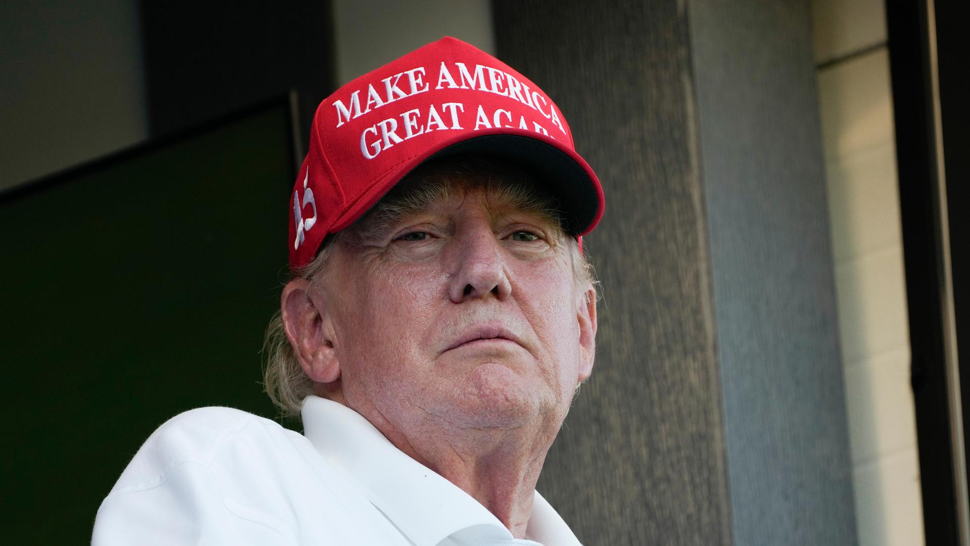 Der frühere US-Präsident Donald Trump trägt bei einem Golf-Spiel eine rote Baseball-Kappe mit der Aufschrift "Make America great again".