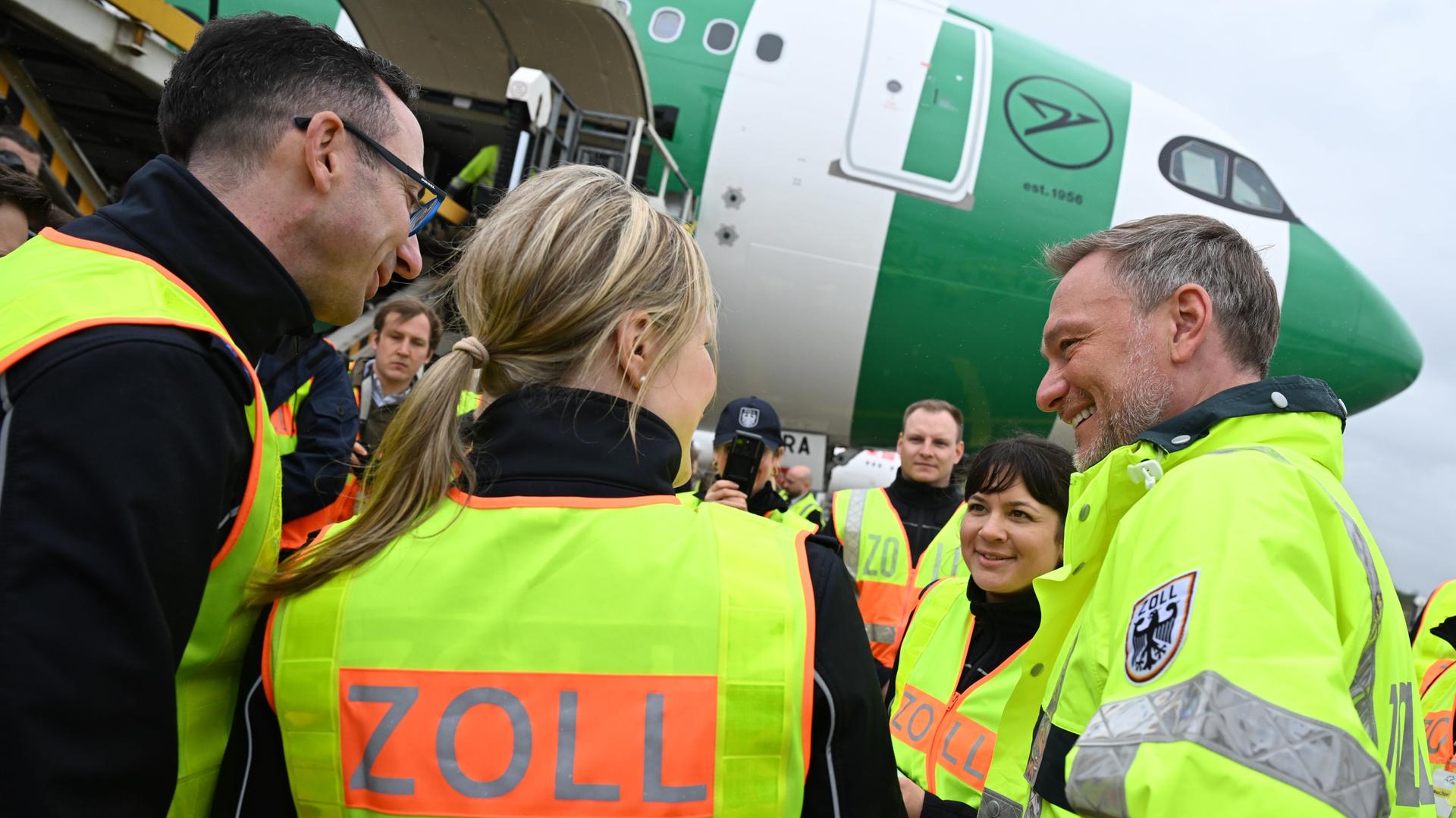 Lindner informiert sich beim Besuch des Frankfurter Flughafen über die Arbeit des Zolls. Lindner informiert sich beim Besuch des Frankfurter Flughafen über die Arbeit des Zolls.
