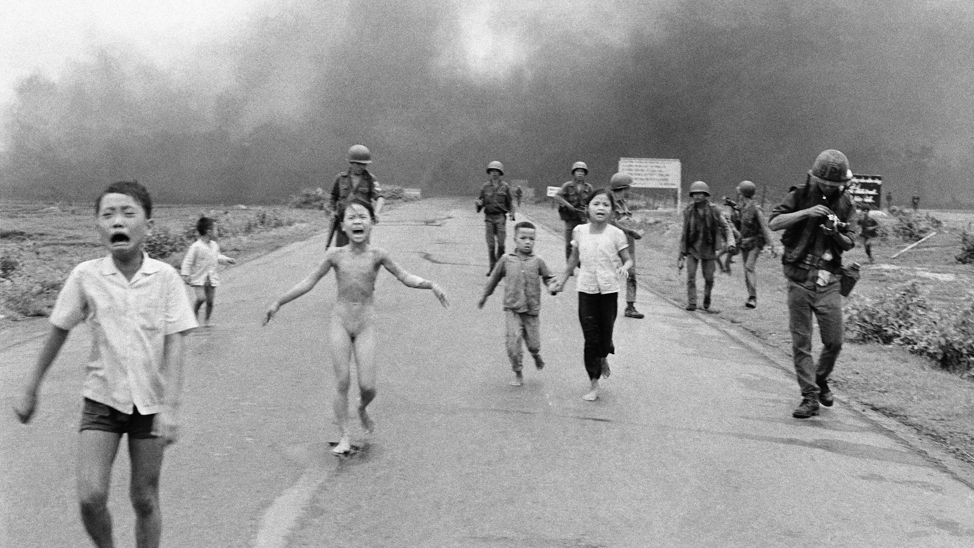 Das Foto "Der Schrecken des Krieges", auch unter dem Titel "Napalm Girl" bekannt, das 1973 den "World Press Photo Award" gewann. Bis dato wurde es dem Fotografen Nick Ut zugeschrieben. Das Foto "Der Schrecken des Krieges", auch unter dem Titel "Napalm Girl" bekannt, das 1973 den "World Press Photo Award" gewann. Bis dato wurde es dem Fotografen Nick Ut zugeschrieben.